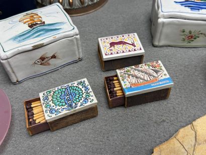 Lot comprenant: 
Cartes postales, deux boites...