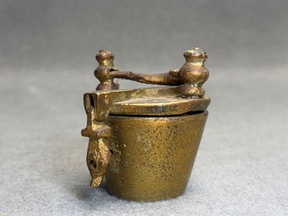 Pile à godets en bronze
H: 7 cm.
