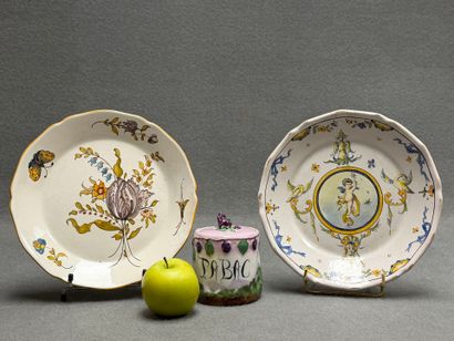 Deux assiettes et pot à tabac en faïence....