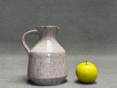 ACCOLAY
Pichet en grès émail gris mauve....