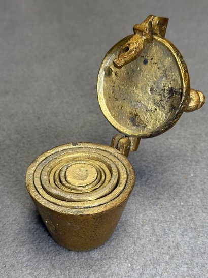 Pile à godets en bronze
H: 7 cm.