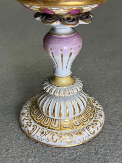 Pot couvert sur piédouche à décor d'une ronde...