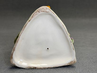 Deux personnages en céramique émaillé. 
H....