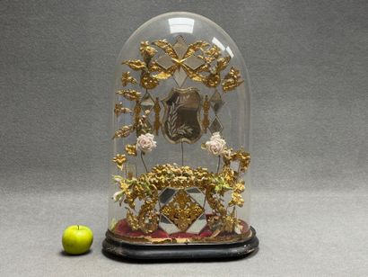 Globe de mariée sur socle en bois noirci.
Fin...