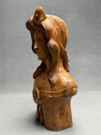 Buste de femme en bois sculpté.
H. :56 c...