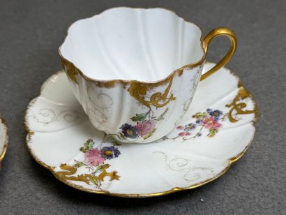 Deux tasses et soucoupes en porcelaine. 
H....