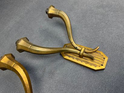 Paire d'appliques à deux lumières en bronze....