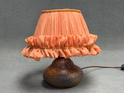 ATELIER SÉSAME, à Vallauris. 
Lampe en céramique...