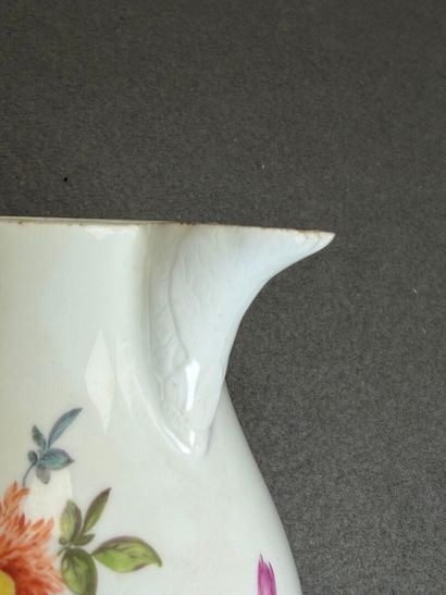 MEISSEN fin XVIII° siècle.
Verseuse en porcelaine...