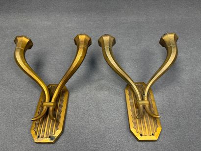 Paire d'appliques à deux lumières en bronze....