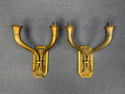 Paire d'appliques à deux lumières en bronze....