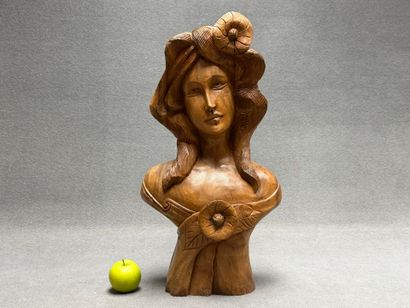 Buste de femme en bois sculpté.
H. :56 c...