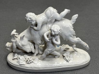 Bouc et amours. 
Groupe en porcelaine de...