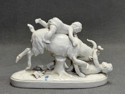Bouc et amours. 
Groupe en porcelaine de...