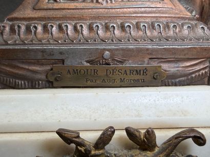Amour désarmé d'après Auguste Moreau. 
Pendule...
