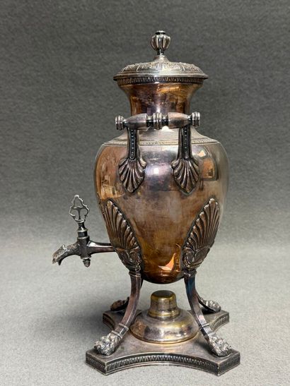 Petit samovar en métal argenté. 
H. :35 cm....