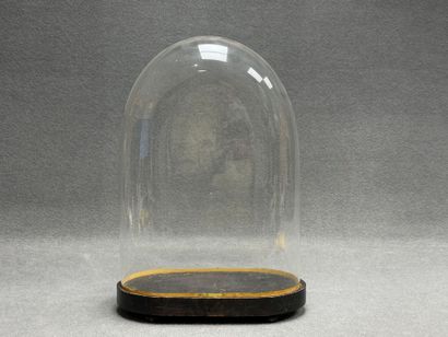 Globe de mariée avec socle
H. :45 cm.