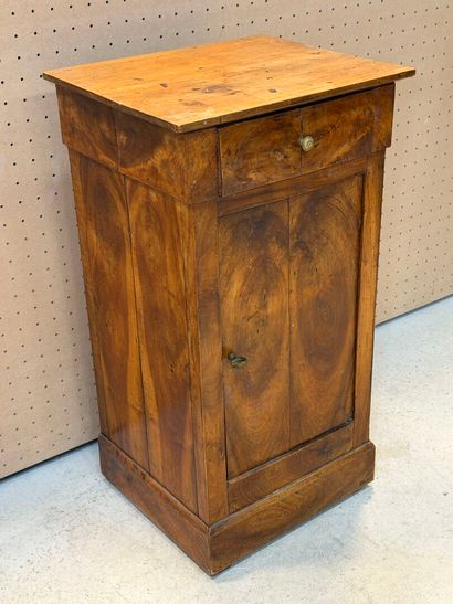 Table de chevet à une porte et un tiroir....