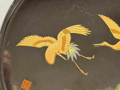 Plateau en laque japonaise à décor de grues.
D:35...