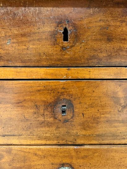 Commode en noyer, à demi-colonnes, dessus...