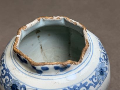 Pot en faïence de DELFT. XVIII° à décor de...