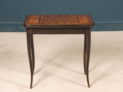Table à jeux à pieds cambrés, le plateau...