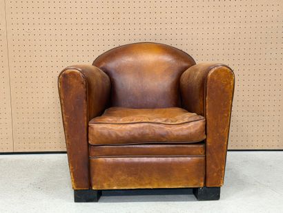 Fauteuil club en cuir. 
70 x 77 x 75 cm.