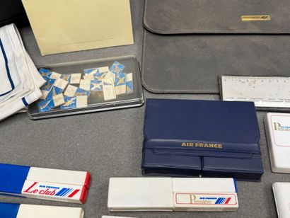 AIR FRANCE
Lot comprenant: 
Valise, valise...
