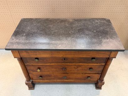 Commode en noyer, à demi-colonnes, dessus...