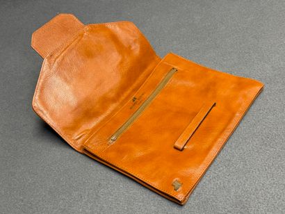 Jacques Esterel à Paris. 
Pochette en cuir...