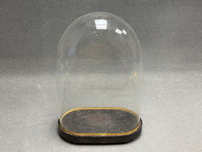 Globe de mariée avec socle
H. :45 cm.