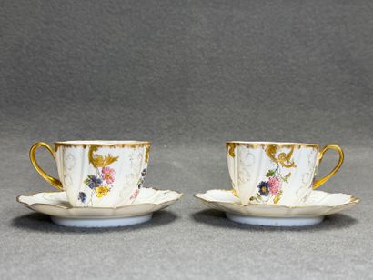 Deux tasses et soucoupes en porcelaine. 
H....