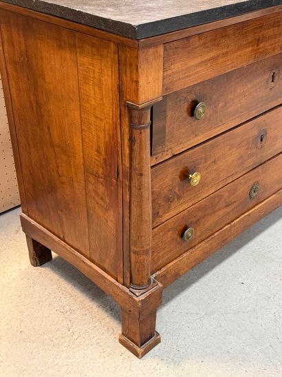 Commode en noyer, à demi-colonnes, dessus...