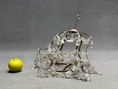 Petit lustre corbeille à perles de verre...