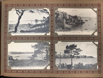 Deux albums de cartes postales. 
27 x 37...