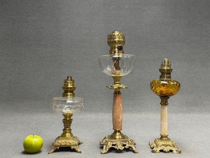 Ensemble de trois lampes à pétrole , réservoir...