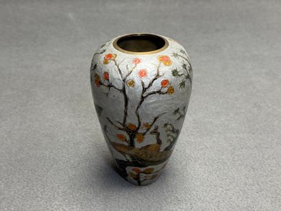 Vase en émaux sur cuivre à décor d'oiseau...