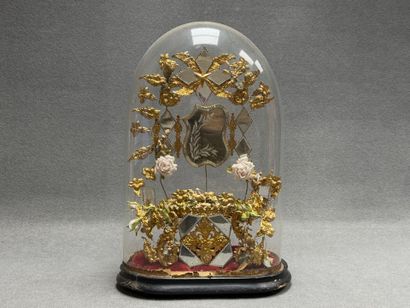 Globe de mariée sur socle en bois noirci.
Fin...