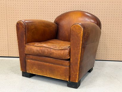 Fauteuil club en cuir. 
70 x 77 x 75 cm.