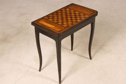 Table à jeux à pieds cambrés, le plateau...