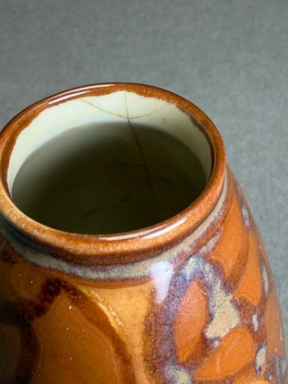 THARAUD à Limoges. 
Vase en porcelaine à...