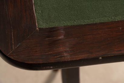 Table à jeux à pieds cambrés, le plateau...