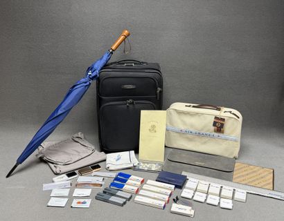 AIR FRANCE
Lot comprenant: 
Valise, valise...
