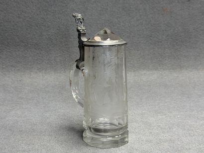 Chope en verre gravé d'un décor de chasseur,...