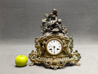 Pendule en régule patiné à décor de femme.
Fin...