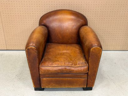 Fauteuil club en cuir. 
70 x 77 x 75 cm.