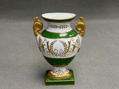 Vase en porcelaine de style Empire. 
H. :24...