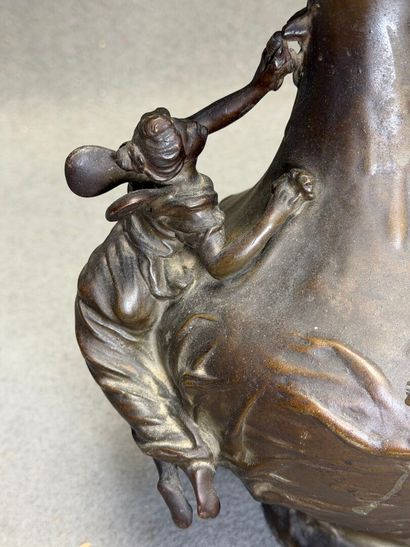 Vase en étain à décor de fées. 
H. :28 c...