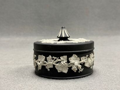 WEDGWOOD. 
Bonbonnière en biscuit dit jasperware,...