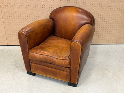Fauteuil club en cuir. 
70 x 77 x 75 cm.